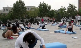 Các sinh viên tham gia vào cuộc thi gấp chăn để được vào kí túc xá ở Trung Quốc