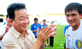 Công Vinh và bầu Hiển 'mặc cả' hợp đồng mới
