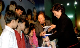 Bà Mai Kiều Liên (phải) cùng Phó chủ tịch nước Nguyễn Thị Doan trao quà cho trẻ em nghèo huyện đảo Lý Sơn (Quảng Ngãi) đầu năm 2012 Ảnh: Đại Dương