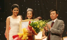 Hoa Hậu Việt Nam 2010 Ngọc Hân trao vương miện Hoa khôi Đại Nam 2011 cho Đồng Thị Thúy Ngân.