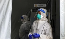 Bị lây COVID-19 từ con trai, người mẹ này có lời nhắn con khiến bác sĩ cũng rơi nước mắt