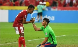 Trận bán kết "điên rồ" ở AFF Cup: Xem tiền đạo Singapore làm thủ môn, bắt bóng vẫn “chất”