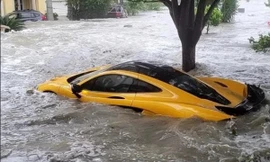 “Siêu bão tận thế” Ian cuốn siêu xe triệu đô từ trong nhà ra phố, chủ xe bất lực đứng nhìn