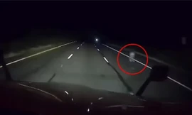 Tài xế sợ hãi khi thấy bóng người mờ ảo lúc nửa đêm trên camera hành trình, sự thật là gì?