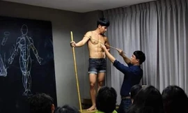 Giảng viên ở Thái Lan mời người mẫu "xịn" để dạy môn vẽ giải phẫu, netizen khen hết lời