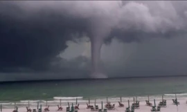 Vòi rồng khổng lồ “nối mặt biển với bầu trời” ở Mỹ khiến nhiều người hoảng sợ, liệu có bất thường?