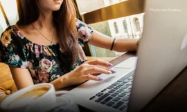 Chỉ về sớm 1 phút trước giờ tan làm, cô gái ở Trung Quốc bị công ty sa thải