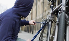 Dừng lại giúp người đi đường sửa xe đạp, ngờ đâu phát hiện ra đó chính là xe của mình!