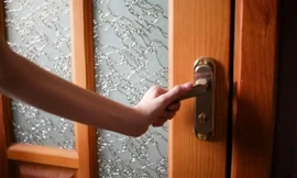 Cô gái sốc nặng khi phát hiện có người sống trong nhà mình nhiều ngày mà không hề biết