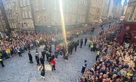 Một tia nắng duy nhất chiếu thẳng xuống linh cữu Nữ hoàng Elizabeth II khiến ai cũng bất ngờ