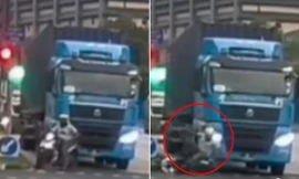 Bị va chạm do đứng ở điểm mù của xe tải, người đi xe máy phản ứng cực nhanh