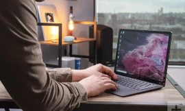 Singapore: Một thanh niên 20 tuổi lừa Microsoft gửi cho 56 cái laptop, bán được hơn 3 tỷ