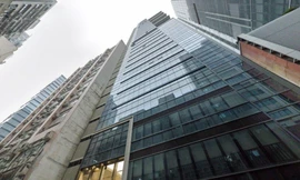 Người phụ nữ ở Hong Kong nhảy từ tầng 33, trúng một người đang đi trên vỉa hè