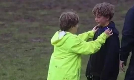 Ai cũng cần người bạn thế này: Cậu bé an ủi đồng đội đang khóc, người lớn cũng cảm phục