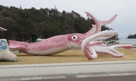Thành phố ở Nhật gây tranh cãi vì xây tượng con mực khổng lồ bằng tiền chống dịch