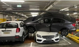 Nhầm chân ga với chân phanh, một phụ nữ lái xe gây ra tai nạn hy hữu và… lạ mắt ở Sydney