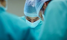 Nhân viên bảo vệ đóng giả bác sĩ để phẫu thuật cho bệnh nhân, làm bệnh nhân không qua khỏi