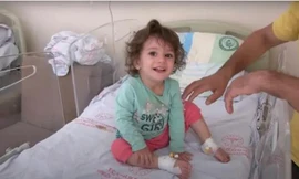 Bị rắn cắn, bé gái 2 tuổi ở Thổ Nhĩ Kỳ tức giận cắn lại con rắn, đến bố mẹ cũng choáng