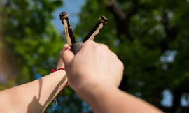 Anh trai cứu em gái thoát khỏi tay kẻ bắt cóc bằng một món đồ chơi quen thuộc