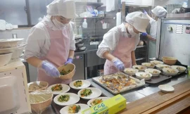 Nhật Bản: Kinh hoàng vụ nhân viên trường học trộn chất thải vào thức ăn trưa của học sinh