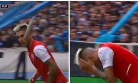 Khoảnh khắc khó tin trong bóng đá: Cầu thủ đang đá thì bị một con cá sống văng trúng mặt