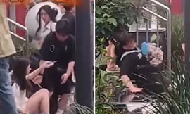 Trời mưa lớn biến cầu thang thành "cầu trượt" ở một ga tàu tại Trung Quốc