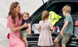 Các nhóc tì nhà William - Kate làm gì khi đi shopping mà mẹ Kate được khen khéo dạy con?