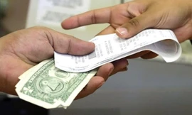 Mỹ: Vào cửa hàng giá rẻ, hai phụ nữ muốn mua phiếu quà tặng bằng tờ tiền 1 triệu đôla