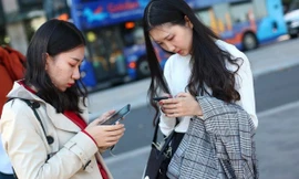 Mỗi người nhìn màn hình thiết bị điện tử mấy tiếng mỗi ngày? Con số rất khó tin