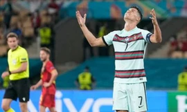 Trong 3 tháng, Cristiano Ronaldo 2 lần ném băng đội trưởng khi thất vọng, có đáng trách?