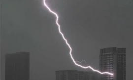 Tia sét kỳ lạ "ngoặt" chính xác vào một căn hộ chung cư, dân mạng phỏng đoán lý do là gì?