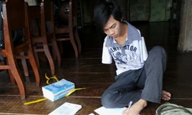 Cậu học trò không tay 'ngập ngừng' trước cổng trường ĐH