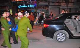 Phóng viên bị dọa chọc thủng mắt, giết cả nhà