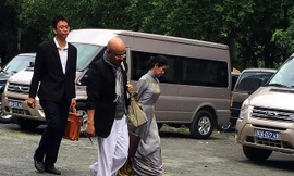 Ông Vũ cùng luật sư trong lần đến tòa giải quyết vụ ly hôn. Ảnh: Tân Châu