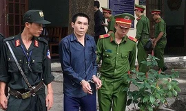 Lê Văn Tấn sau phiên tòa sáng nay 10/4. Ảnh: Tân Châu