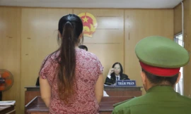 Chủ quán cà phê ‘kiêm’ môi giới Đặng Thị Kim Loan tại tòa chiều 5/4. Ảnh: Tân Châu.