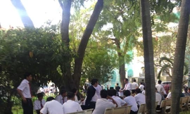 7h sáng nay hàng trăm tài xế VinaSun đã có mặt tại sân tòa án. Ảnh: Tân Châu