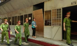 Dẫn giải nguyên Đội trưởng thuế Nguyễn Thanh Nga về trại giam sau phiên tòa. 