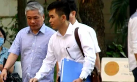 Nguyên phó Thống đốc Đặng Văn Bình (trái sang) đến tòa sáng nay. Ảnh: Tân Châu