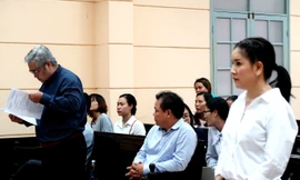 Ông Trần Khánh Hoàng (người đứnng - nguyên Giám đốc Nhà hát Kịch TP.HCM) và Ngọc Trinh tại phiên tòa sơ thẩm. Ảnh: Tân Châu