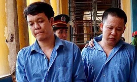 Hai bị cáo Sơn, Phụng tại tòa. Ảnh: Tân Châu