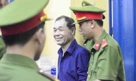 “Cho tui ra ngoài sớm vì tui không làm hại xã hội mà” – bị cáo Trầm Bê trình bày tại tòa chiều nay. Ảnh: Tân Châu.