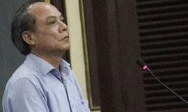 Cựu phó Chánh thanh tra NHNN Đặng Văn Thảo đang trả lời tòa chiều nay 26/6. Ảnh: Tân Châu