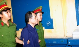 Ông Trầm Bê bất ngờ rời phòng xử án. Ảnh: Tân Châu