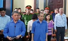 Ảnh: Nhóm nguyên cán bộ TrustBank tại tòa. Ảnh: Tân Châu