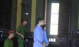 Hai tên cướp người nước ngoài tại tòa. Ảnh: Tân Châu