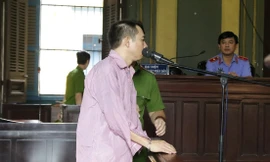 Gã con rể sát hại cha mẹ vợ Trịnh Chí Kiên tại tòa. Ảnh: Tân Châu