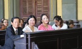 Bà Chu Thị Bình (áo hồng) vừa được công tố đề nghị tòa tuyên EximBank hoàn trả hàng trăm tỷ đồng. Ảnh: Tân Châu