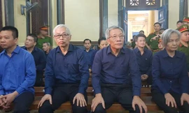 Bị cáo Trần Phương Bình (đeo kính) và các bị cáo tại tòa. Ảnh Văn Minh