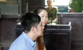 Hai bị cáo tại tòa. Ảnh: Tân Châu